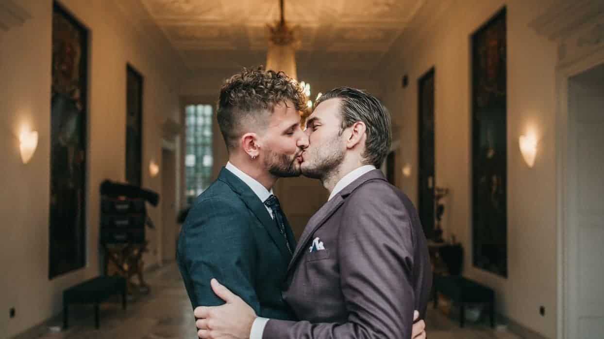 Married at First Sight seizoen 7 deelnemers Dylan Langjouw en Sonny Monster kussen na huwelijksceremonie in 2022. Credits: RTL / NT Visuals / Nander de Wijk