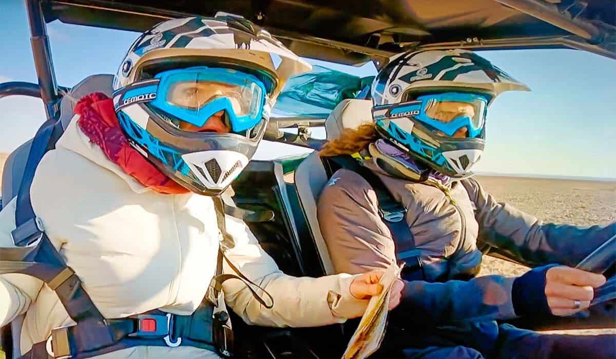 Race om de Ringen deelnemers Leonie en Rik rijden in een buggy door de woestijn van Jordanië