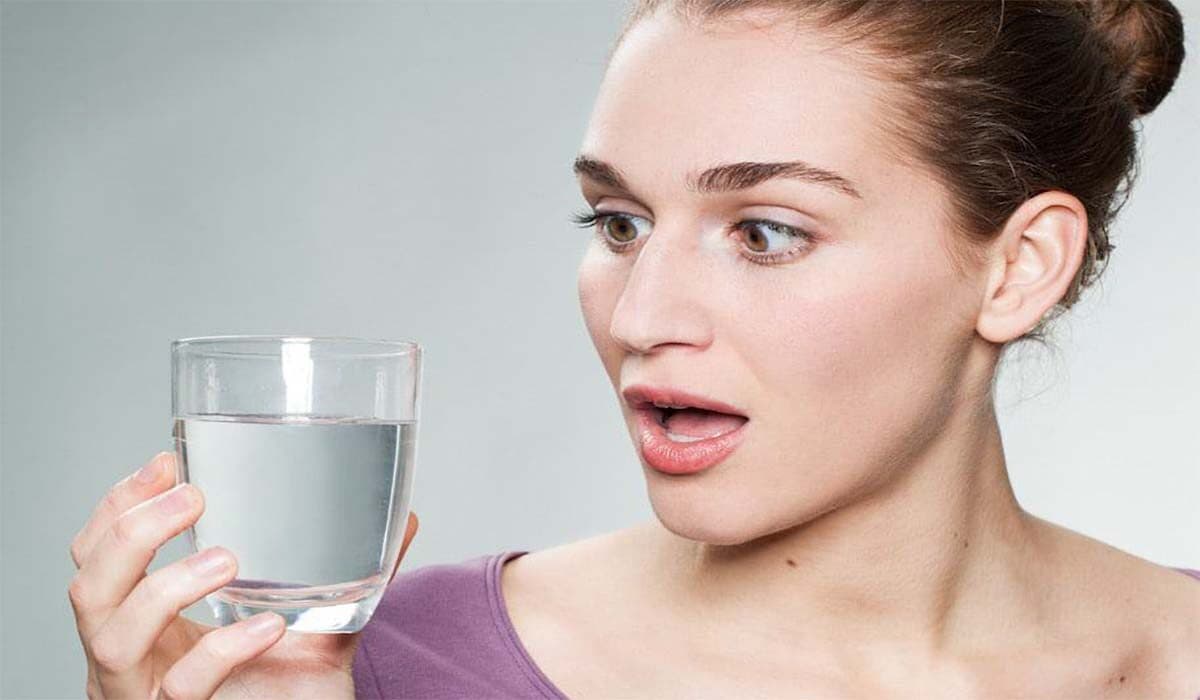 Gezond en Fit vrouw met glas water