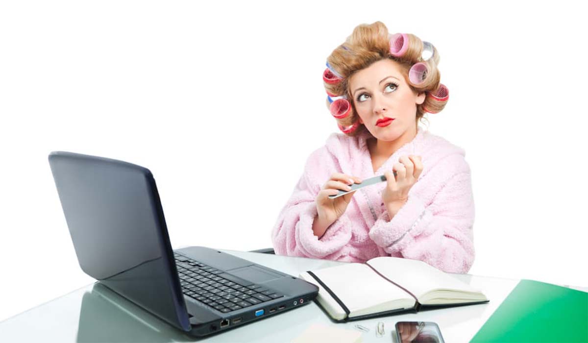 Brief aan… Vrouw met krulspelden achter laptop.