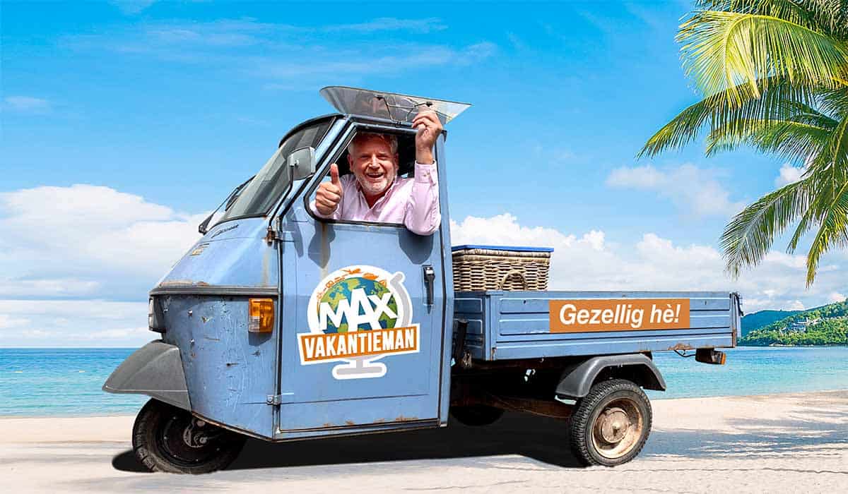 MAX Vakantieman poseert in een tuktuk op een tropisch strand
