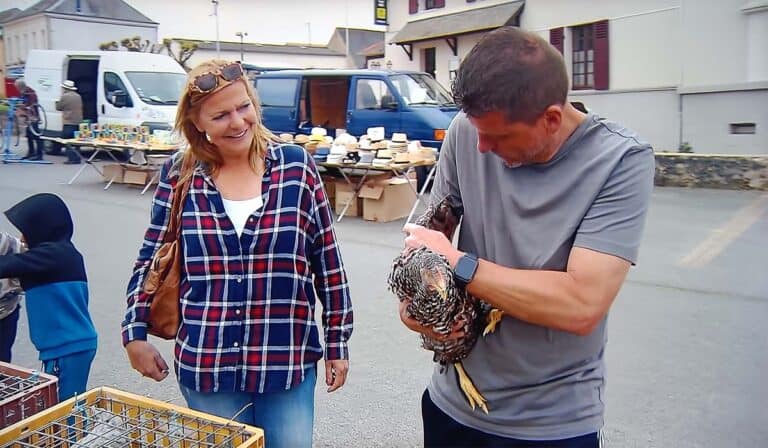 b en b vol liefde deelnemers Natasja en Jos kopen een kip op de markt in Frankrijk.