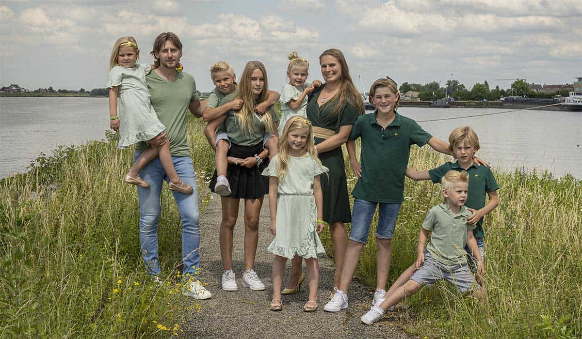 Familie Zeldenrust poseert voor de foto voor het televisieprogramma Een Huis Vol