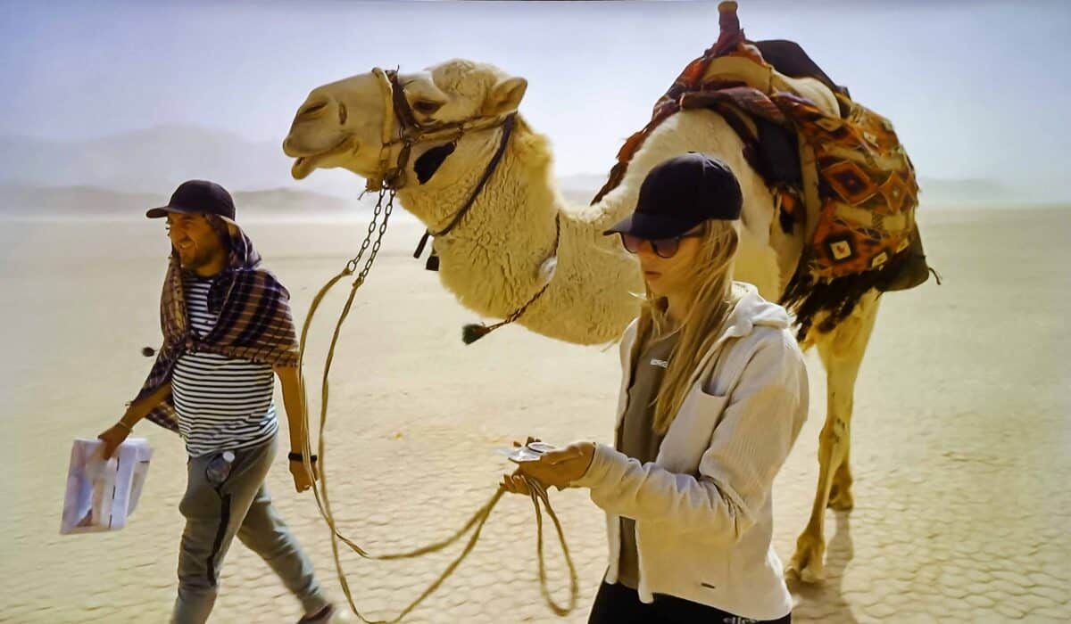 Race om de Ringen kandidaten Bilal en Sanne lopen met een kameel door de woestijn van Jordanië