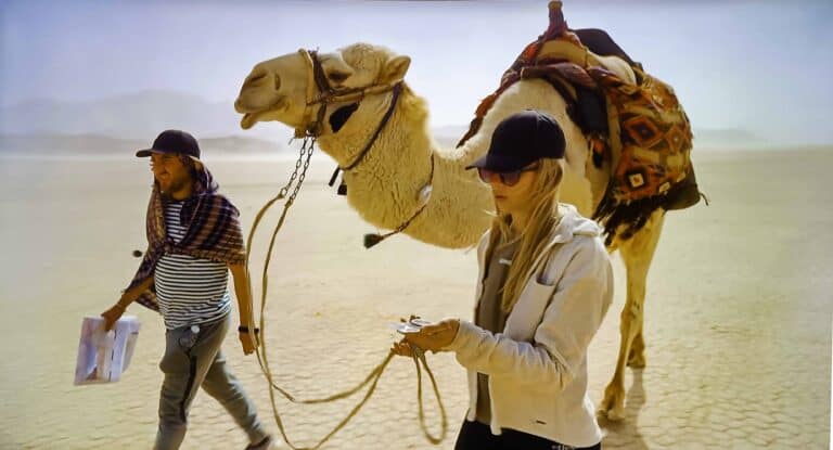 Race om de Ringen kandidaten Bilal en Sanne lopen met een kameel door de woestijn van Jordanië