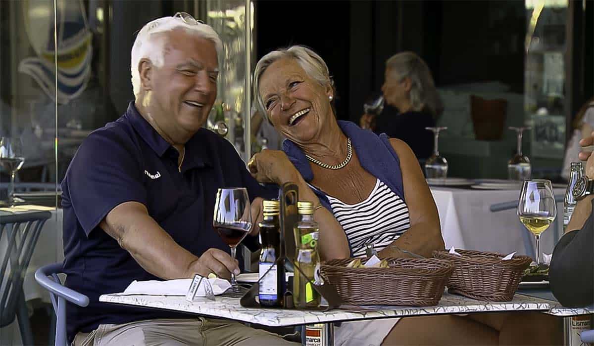 b en b vol liefde deelnemers Ab en Ted zitten lachend op het terras van een restaurant in Madeira.