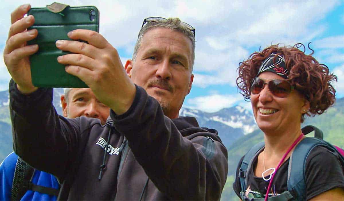 b en b vol liefde deelnemers Harmjan, Ruud en Astrid maken een selfie op een berg in Oostenrijk.