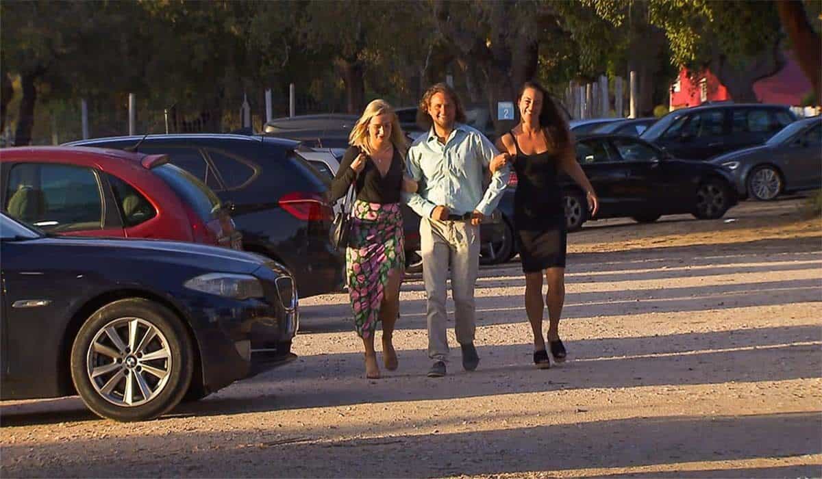 b en b vol liefde deelnemers Marian, Martijn en Simone lopen op een parkeerplaats in Portugal.