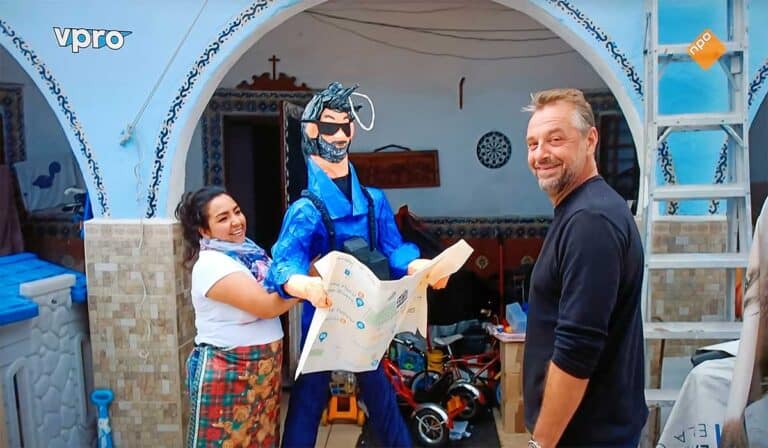 Tom Waes poseert met piñata voor het televisieprogramma Reizen Waes.