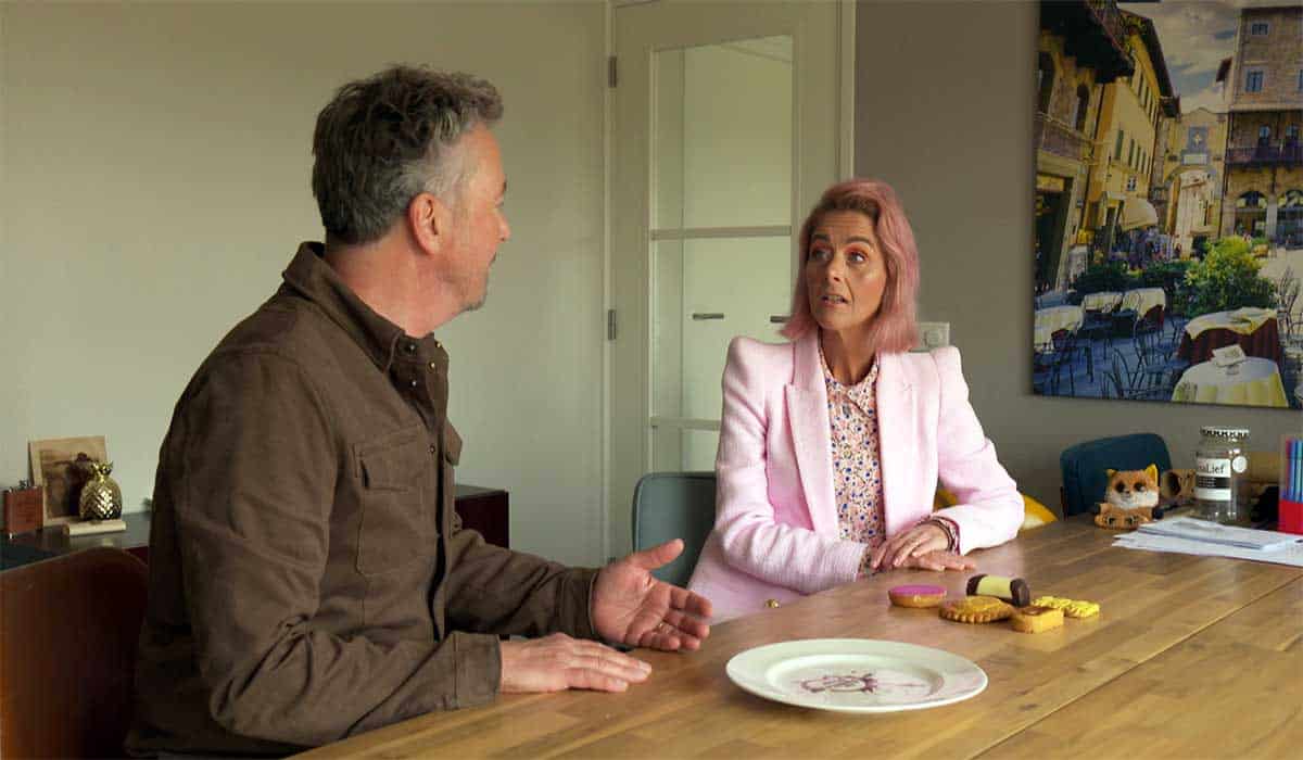 Bert van Leeuwen in gesprek met Mariël voor televisieprogramma Het Familiediner.