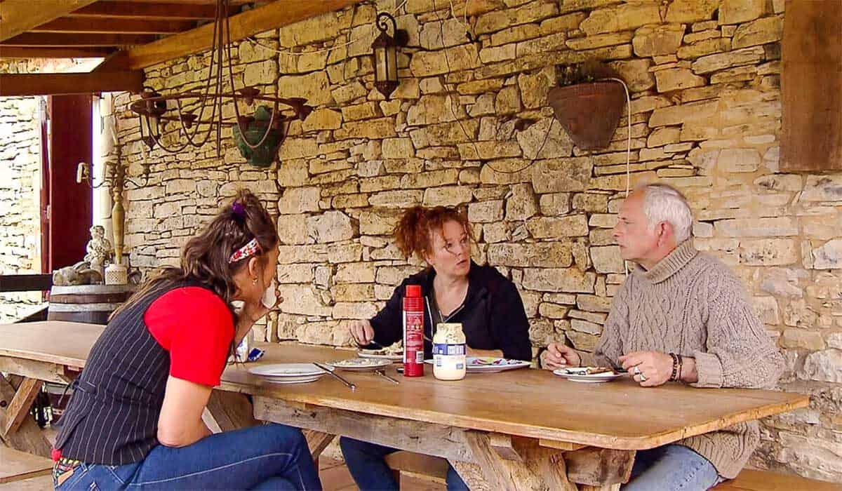 b en b vol liefde deelnemers Daisy, Petra en Hans zitten aan tafel te eten in Frankrijk Degagnac.