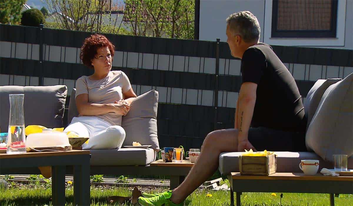 b en b vol liefde deelnemers Astrid en Ruud zitten in de tuin te praten.