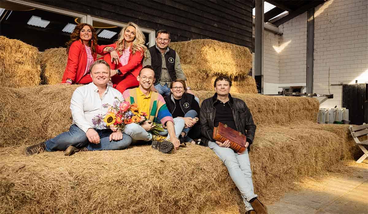 In een stal in Spakenburg poseren Jeroen, Dirk-Geert, Jolanda, Geert-jan, Jeannette, Gretia en Menno voor boeren bijbels en beauties