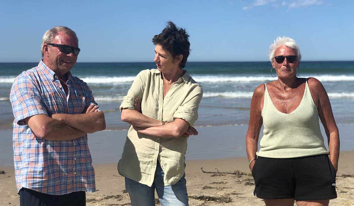 Presentatrice Martine van Os praat op het strand van Corboda Spanje met We Zijn er Bijna deelnemers Reijer en Anita.