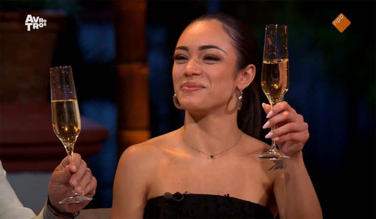 Zangeres Sarita Lorena proost met champagne in televisieprogramma Beste Zangers.
