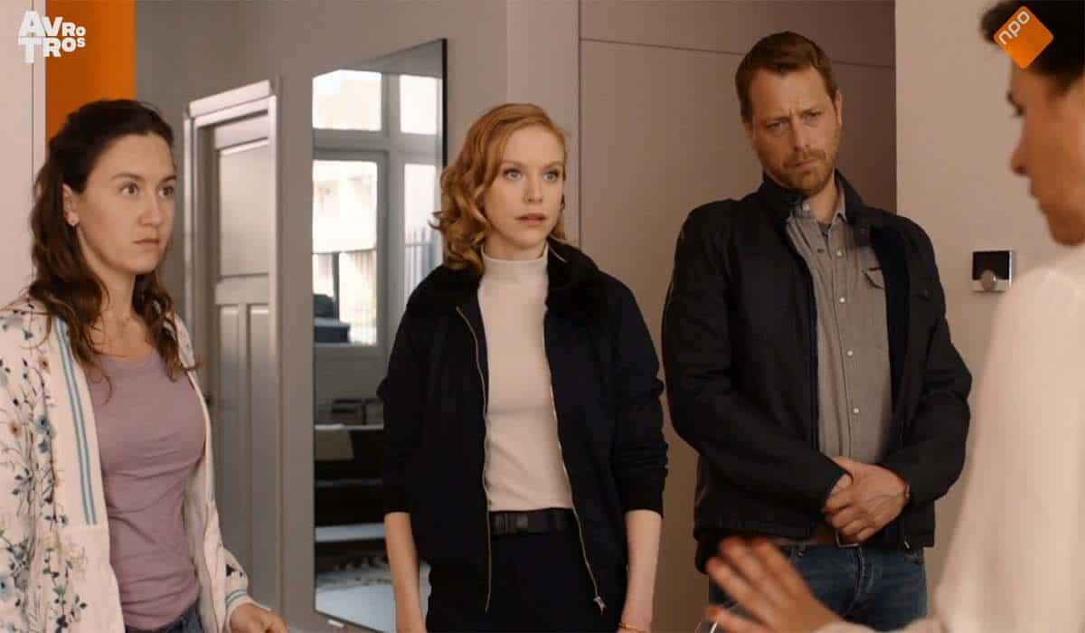 Agenten Carolien en Dries praten met haar rechter en een dochter in de AVRO/TROS serie Flikken Rotterdam seizoen 6.