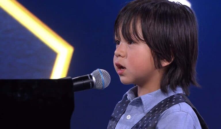 Vincent het wonderkind zingt en speelt piano