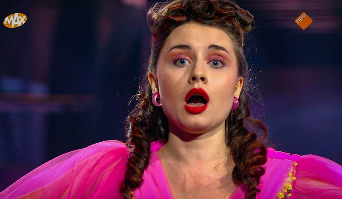 Mira zingt een aria uit een opera buffa in aflevering 3 van seizoen 2 van het programma Aria 2022