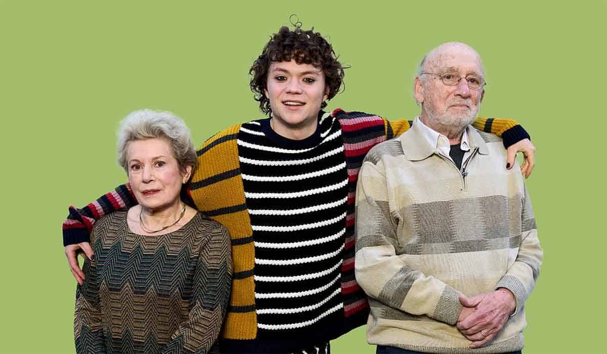 Chris en zijn grootouders van de cast van Oogappels poseren voor nieuw seizoen van Oogappels 2022