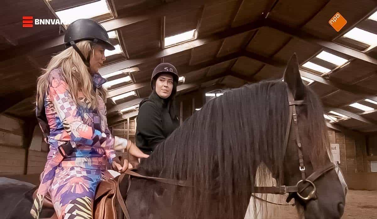 Kim Kötter en Chimène rijden paard in het televisieprogramma 4 handen op een buik.