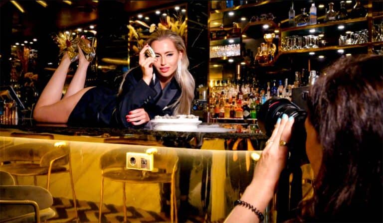 Tina de Bruin fotografeert model met oester op de bar in Het Perfecte Plaatje 2022
