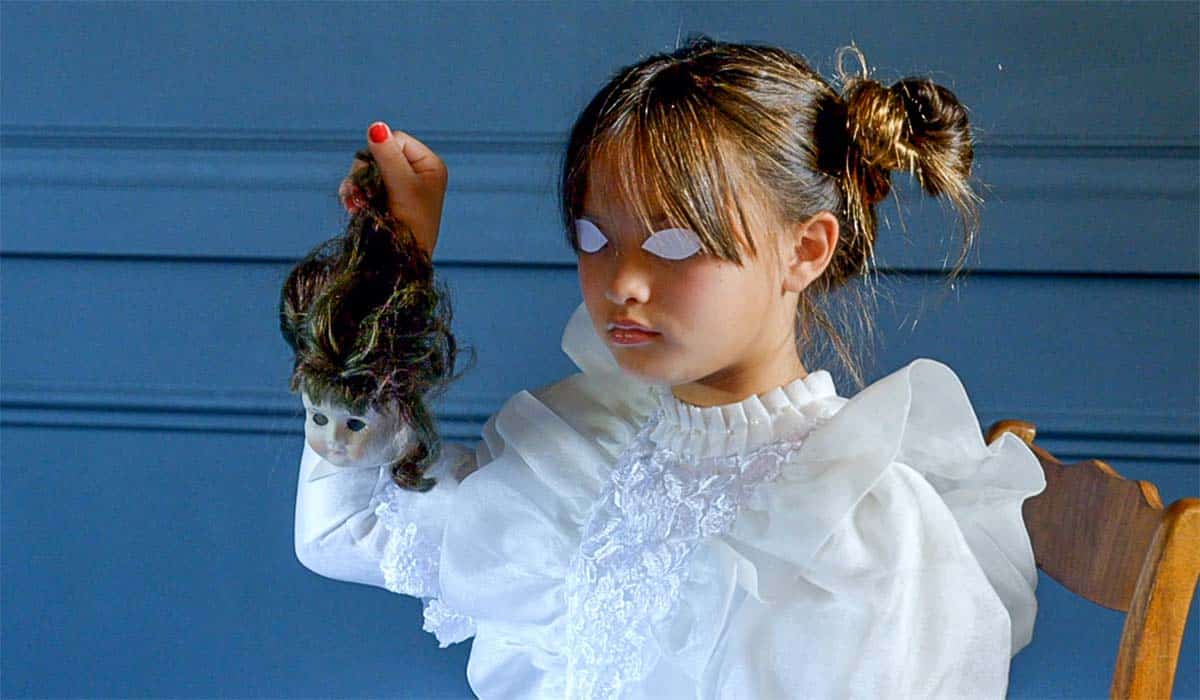 Meisje zit model als pop en houdt een poppenhoofd vast voor de rapportage van Geraldine Kemper voor Het Perfecte plaatje 2022.