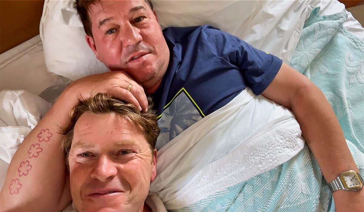 Beau van Erven Dorens en Martijn Krabbé liggen in bed in het televisieprogramma Isola di Beau.