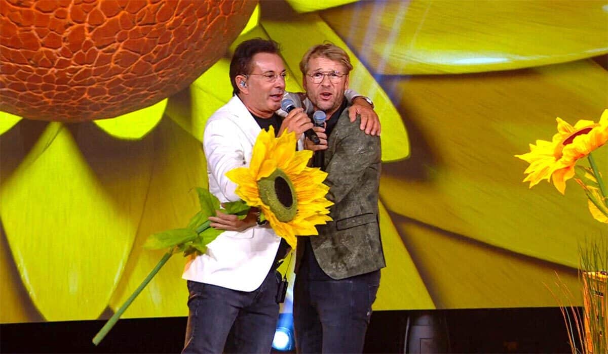 Gerard Joling vist Leo Alkemade achter de zonnebloemen vandaan in Secret Duets 2022.