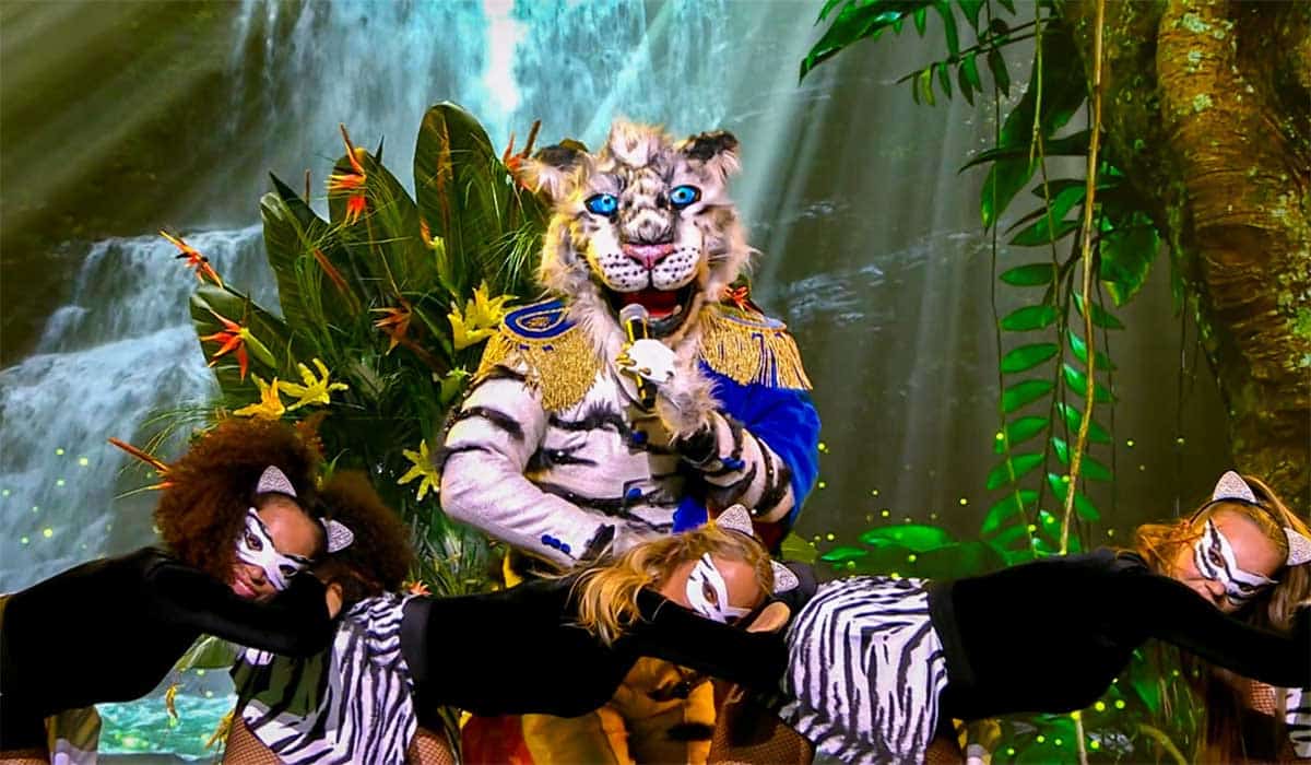De tijger mag zich in The Masked Singer 2022 onthullen van de jury.