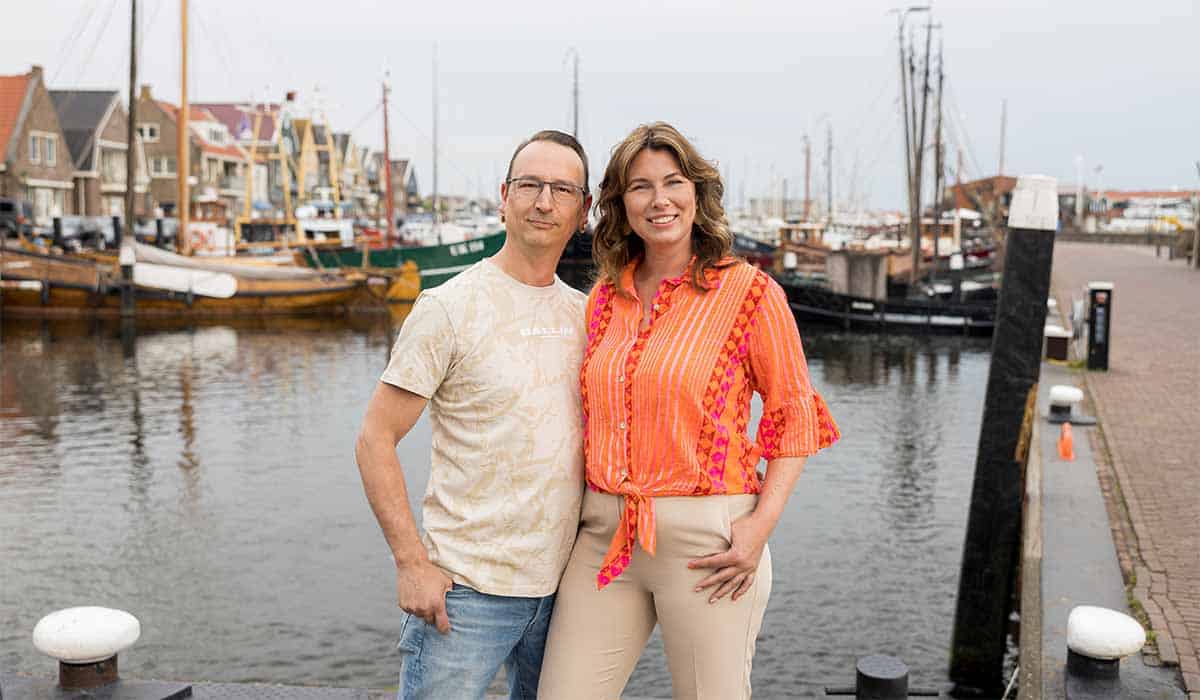 Jan en Greetje poseren in Urk voor de serie Urk seizoen 7. Credits: (c) Wessel de Groot