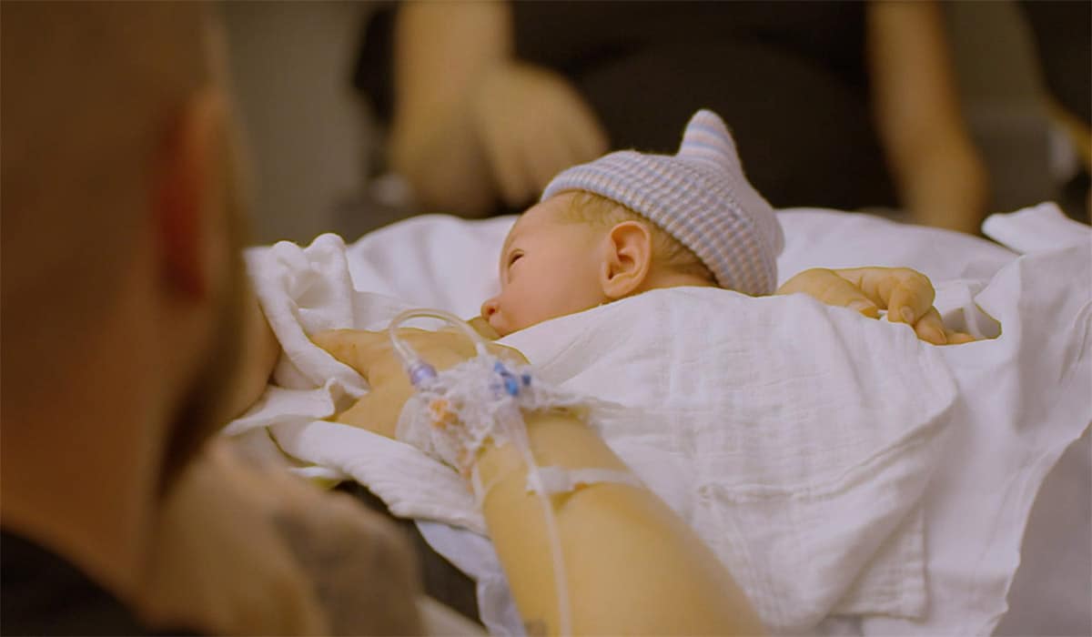De pasgeboren baby van Mathilde uit de serie Urk vlak nadat ze is bevallen.