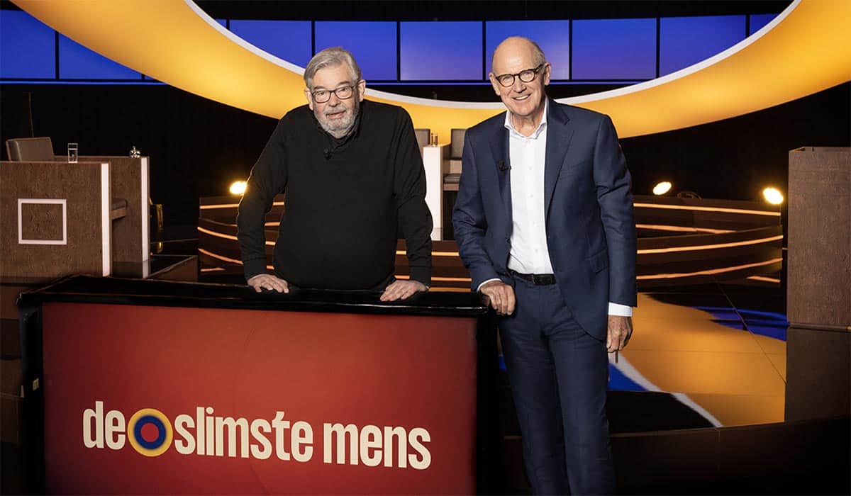 Maarten van Rossum en Philip Freriks achter de desk van De Slimste Mens 2023. Credits: Stijn Ghijsen
