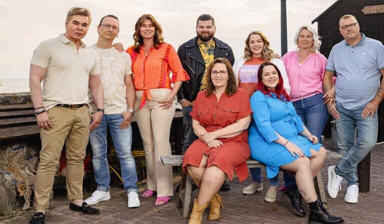 Teun, Jan, Greetje, Klaas, Gerda, Derrekien, Tony, Jannie & Mathilde uit de serie Urk poseren voor seizoen 7. (c) Wessel de Groot