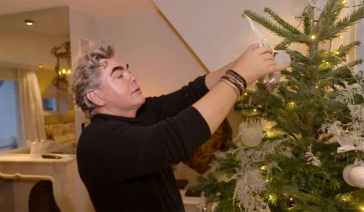 Teun Föhn tuigt een kerstboom op in de laatste aflevering van de serie Urk.