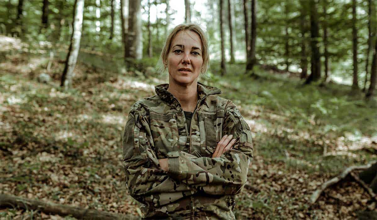 Marianne Timmer poseert in het bos als een van de Special Forces VIPS deelnemers.