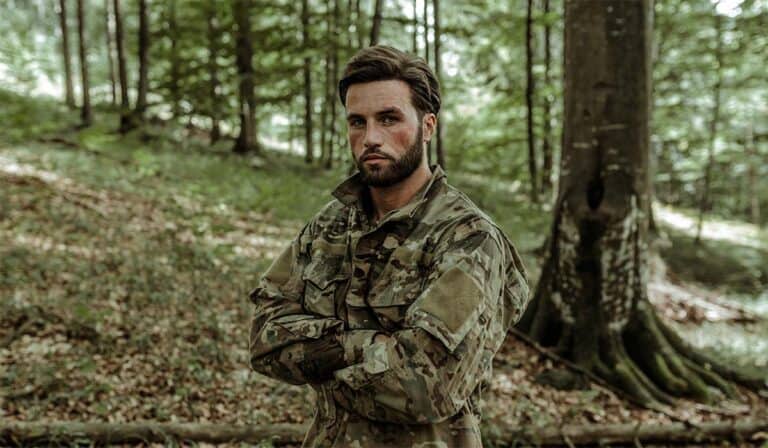 Donny Roelvink, één van de Special Forces VIPS deelnemers in het bos. Credits: Shotbysud