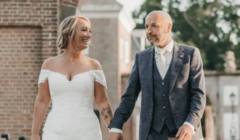 Married at First Sight seizoen 7 deelnemers Kim Meuwese en Antoine van der Putten poseren voor huwelijksfotograaf Nander de Wijk tijdens hun huwelijksceremonie in 2022. Credits: RTL / NT Visuals / Nander de Wijk