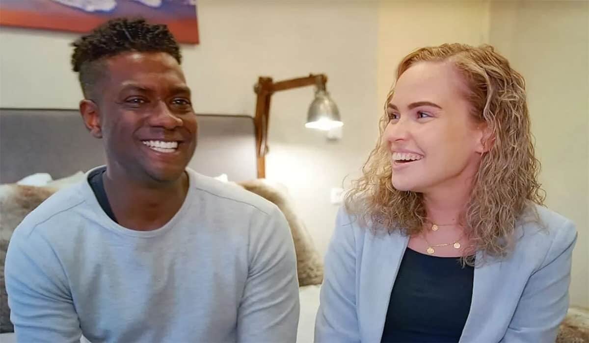 Married at First Sight seizoen 7 deelnemers Astleigh van Emden en Rowan Eckhardt poseren in hotelkamer tijdens het koppelsweekend 2022.