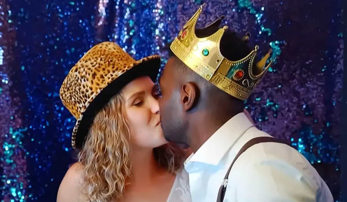 Married at First Sight seizoen 7 deelnemers Rowan Eckhardt en Astleigh van Emden kussen in het fotohokje op hun bruiloft in 2022.