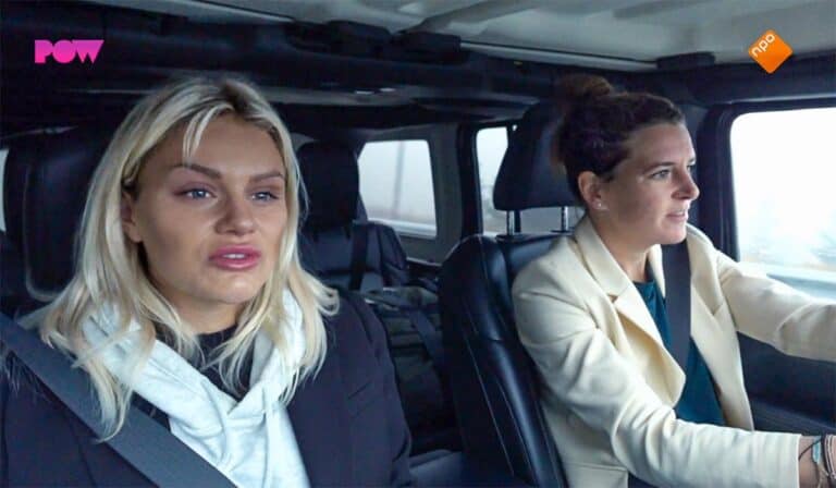 De Gevaarlijkste Wegen deelnemers Roxanne Kwant en Ireen Wüst rijden auto in Griekenland. Credits: Still Tv NPO3 / De Gevaarlijkste Wegen / seizoen 7