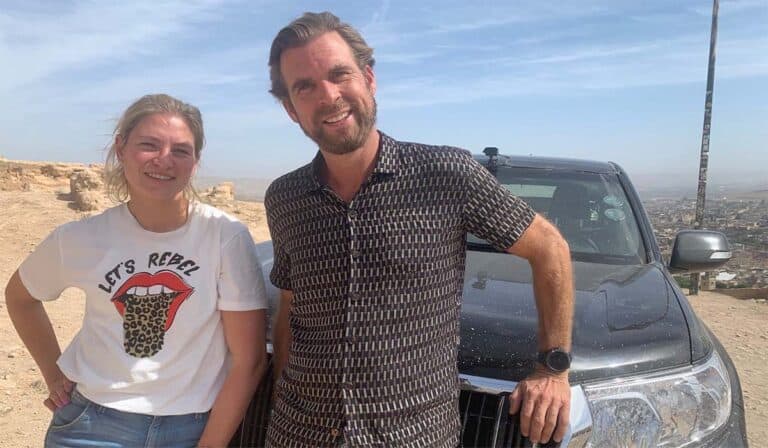 De Gevaarlijkste Wegen deelnemers Roxane Knetemann en Rutger Castricum poseren voor de auto in Marokko. Credits: Powned.
