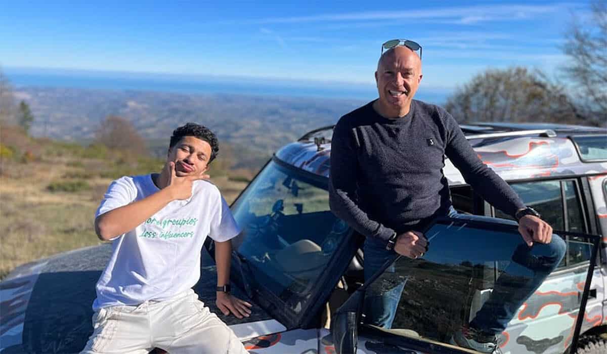 De Gevaarlijkste Wegen deelnemers Jacin Trill en Tom Coronel poseren bij de jeep in Italië. Credits: Powned