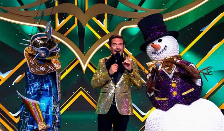 Het uurwerk, presentator Ruben Nicolai staan met winnaar en sneeuwpop Jim Bakkum op het podium van The Masked Singer Oud en Nieuw Special 2022.