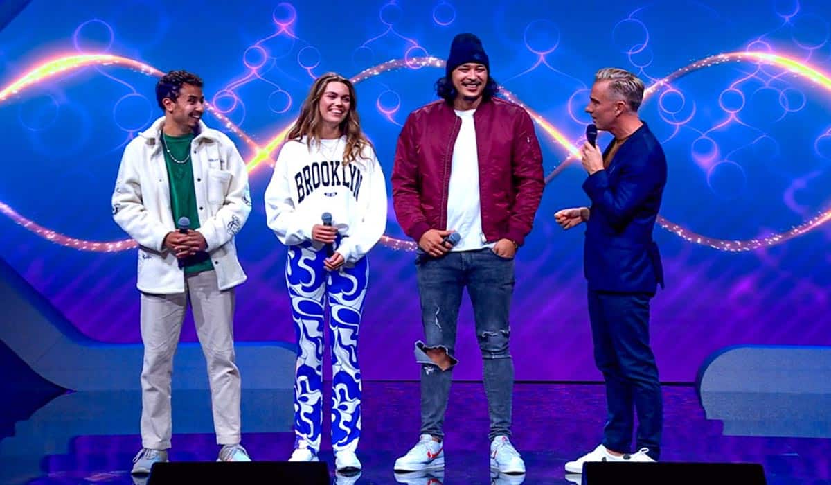 Drie mannen en één meisje op een podium. Screenshot van televisieprogramma DNA Singers.