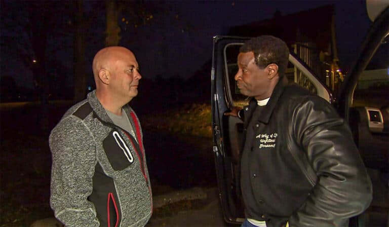 Juan en John Williams staat buiten in het donker tijdens de opnames van televisieprogramma Help Mijn Man is Klusser.