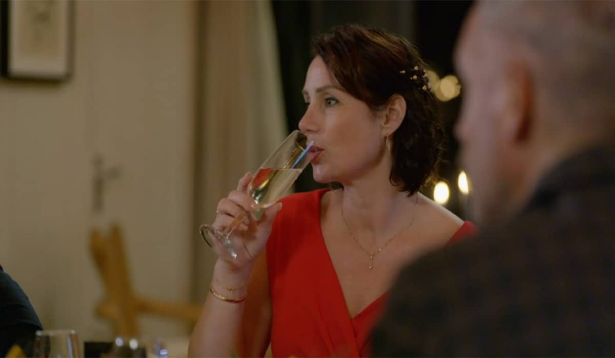 Paula neemt een slok van een glas champagne in Married at First Sight.