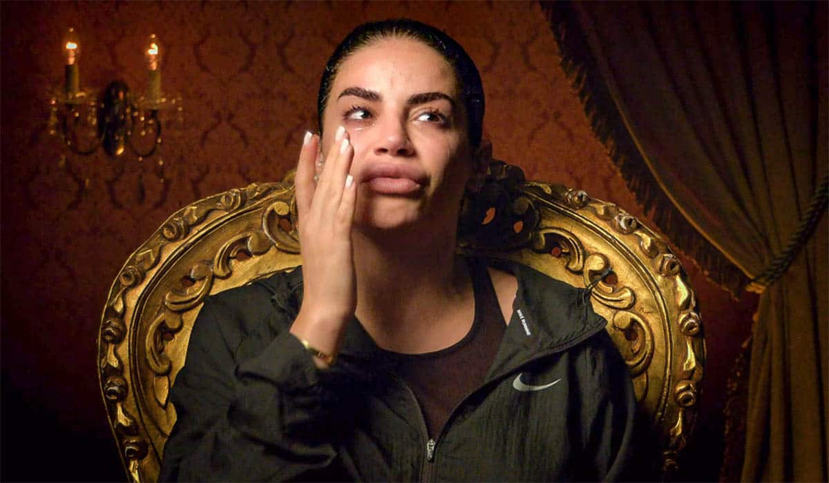 Selma Omari zit op een goudkleurige stoel en huilt tijdens tv-programma De Verraders.