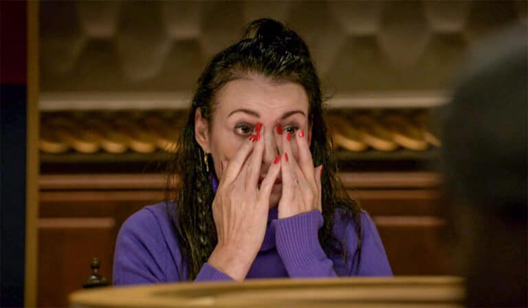 Getrouwe Irene van de Laar in tranen tijdens opnames televisieprogramma De Verraders.