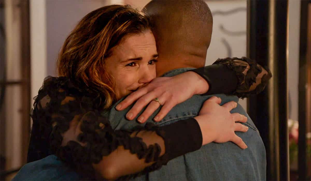 GTST personage Nina Sanders huilend in de armen van Bing tijdens opnames van soap Goede Tijden Slechte Tijden.