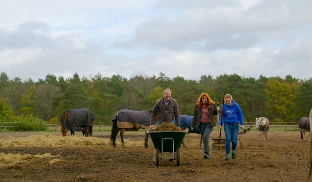 MAFS expert Patrick van Veen en deelnemers Laura en Cathalijne zijn tijdens de opnames van Married at First Sight aan het werk in de paardenwei.